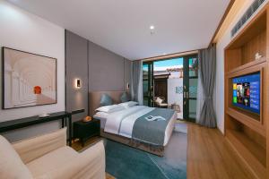Postel nebo postele na pokoji v ubytování Yueyangli Garden Hotel
