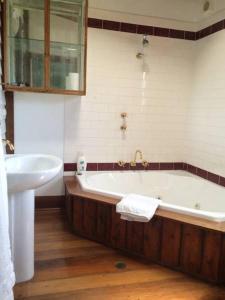 a bathroom with a sink, toilet and bathtub at Daly View Bed & Breakfast in Fremantle