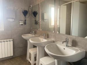 Kúpeľňa v ubytovaní Las Hadas Albergue -solo para Peregrinos - Vegano -Bar + 37 fotografií
