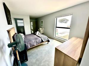 una stanza con una camera da letto con un letto e una finestra di On Point Guest Cottage a Stompneusbaai