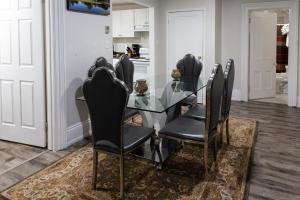 Afbeelding uit fotogalerij van Downtown Apartment 6-7 people in Bowmanville