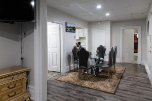 Afbeelding uit fotogalerij van Downtown Apartment 6-7 people in Bowmanville +16 foto's