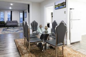 Afbeelding uit fotogalerij van Downtown Apartment 6-7 people in Bowmanville