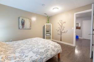 ein Schlafzimmer mit einem Bett und einem Bücherregal in der Unterkunft Suite Sunrise in Vancouver