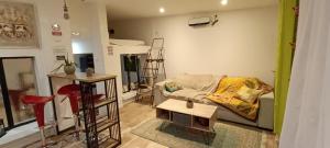 Petit Chalet في سانت كونتان: غرفة معيشة بها أريكة وطاولة