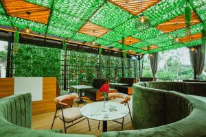 ein Restaurant mit einer grünen Decke sowie Tischen und Stühlen in der Unterkunft Longview Luxury Resort in Nairobi