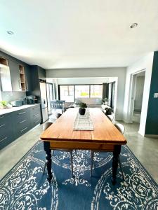 una cucina e un soggiorno con tavolo in legno di On Point Guest Cottage a Stompneusbaai