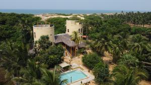 卡尔皮蒂耶Dune Towers的带游泳池的度假村的鸟瞰图