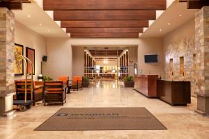a lobby of a hotel with a restaurant at Wyndham San Jose Herradura in San José