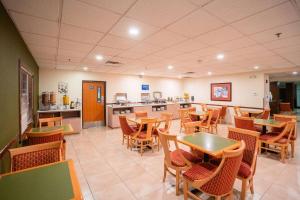 Restaurace v ubytování Microtel Inn and Suites by Wyndham Ciudad Juarez, US Consulate