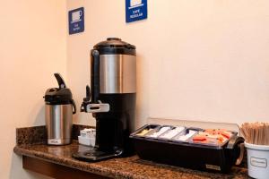 Příslušenství pro přípravu čaje a kávy v ubytování Microtel Inn and Suites by Wyndham Ciudad Juarez, US Consulate
