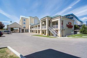 un estacionamiento frente a un edificio en Econo Lodge Inn & Suites University, en Calgary