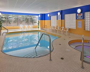Bazén v ubytování Econo Lodge Inn & Suites University nebo v jeho okolí