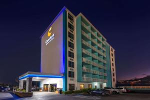 代托纳海滩Comfort Inn & Suites Daytona Beach Oceanfront的酒店建筑侧面有招牌