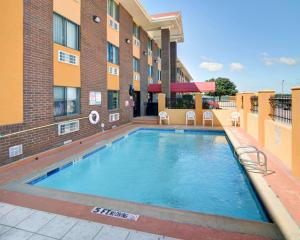 Bazén v ubytování Quality Inn DFW Airport North - Irving nebo v jeho okolí