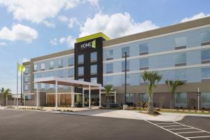 San JuanHome2 Suites By Hilton San Juan的带有酒店标志的办公楼