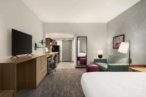 Home2 Suites By Hilton San Juan的电视和/或娱乐中心