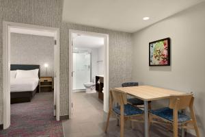 Home2 Suites By Hilton San Juan客房内的一张或多张床位