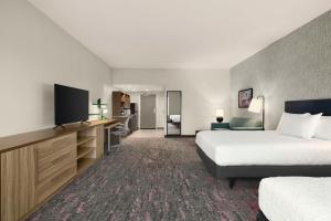 Home2 Suites By Hilton San Juan的电视和/或娱乐中心
