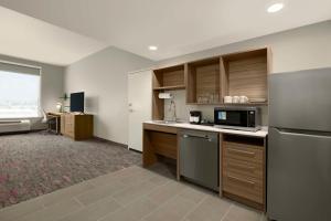 Home2 Suites By Hilton San Juan的厨房或小厨房
