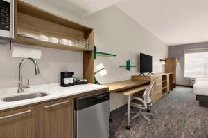 Home2 Suites By Hilton San Juan的厨房或小厨房
