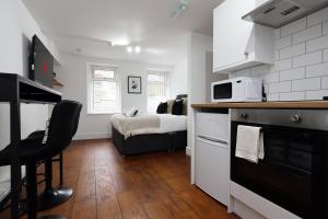 Η κουζίνα ή μικρή κουζίνα στο The Alltwen Apartments