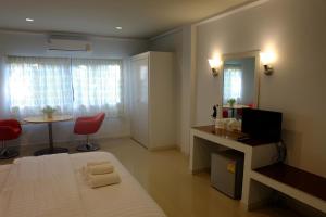 เตียงในห้องที่ Juntima Place at Amphawa +37 ภาพ