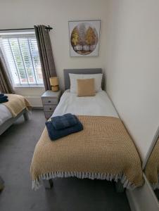 En eller flere senge i et værelse på Robin Cottage