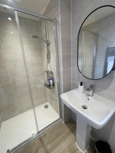 Koupelna v ubytování Brand new prestigious 5 bed house near science park - Cambridge Homehost