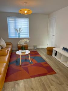 Posezení v ubytování Brand new prestigious 5 bed house near science park - Cambridge Homehost