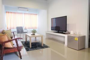 โทรทัศน์และ/หรือระบบความบันเทิงของ Juntima Place at Amphawa