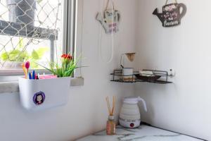 a room with a window sill with a white container with pens at Praia de Icarai a 500m in Niterói