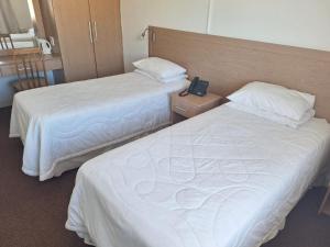 Postel nebo postele na pokoji v ubytování Gonubie Hotel