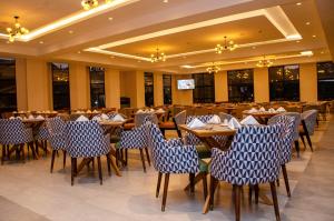 Ein Restaurant oder anderes Speiselokal in der Unterkunft The Kyaka Hotel 