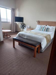 Postel nebo postele na pokoji v ubytování Gonubie Hotel
