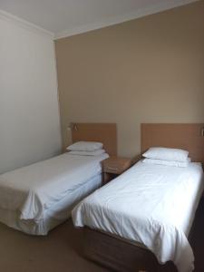 Postel nebo postele na pokoji v ubytování Gonubie Hotel