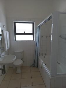 Koupelna v ubytování Gonubie Hotel