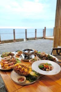 une table en bois avec des assiettes de nourriture dessus dans l'établissement Charome Resort, à Ban Suan On