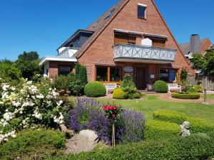 a house with a garden in front of it at Haus Kaiser Ferienwohnung und Appartementvermietung in Büsum