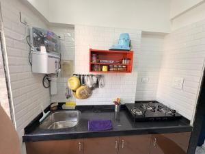 O bucătărie sau chicinetă la Stunning 1BHK with view city view, Bandra west 601