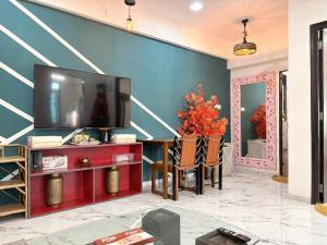 Un televizor și/sau centru de divertisment la Stunning 1BHK with view city view, Bandra west 601 +6 fotografii
