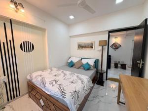 Un pat sau paturi într-o cameră la Stunning 1BHK with view city view, Bandra west 601