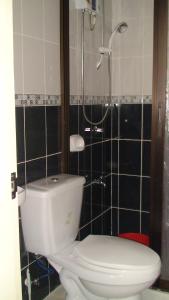Phòng tắm tại Lyn's Do Drop Inn Transient House