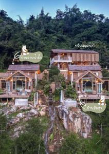 uma vista aérea de uma casa numa montanha em อาข่า พามิโอ้ em Ban Pha Mi