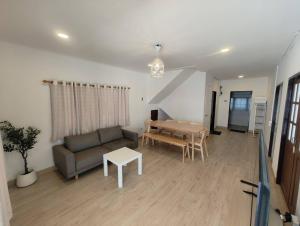Posezení v ubytování Merry house บ้านพักริมหาดบางแสน