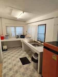 Kuchyň nebo kuchyňský kout v ubytování Merry house บ้านพักริมหาดบางแสน