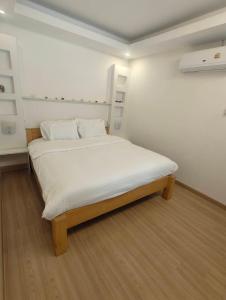 Postel nebo postele na pokoji v ubytování Merry house บ้านพักริมหาดบางแสน