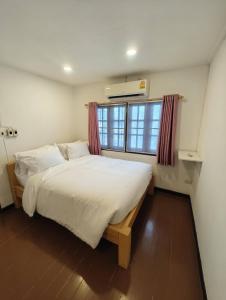 Postel nebo postele na pokoji v ubytování Merry house บ้านพักริมหาดบางแสน + 22 fotografií