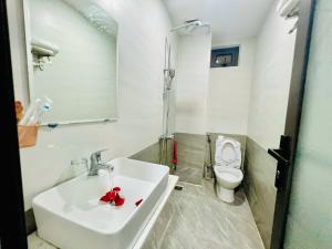 A bathroom at Luna House Hotel