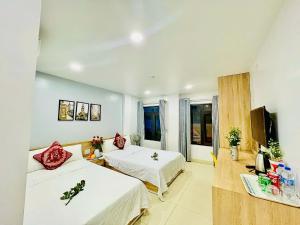 A bed or beds in a room at Luna House Hotel
